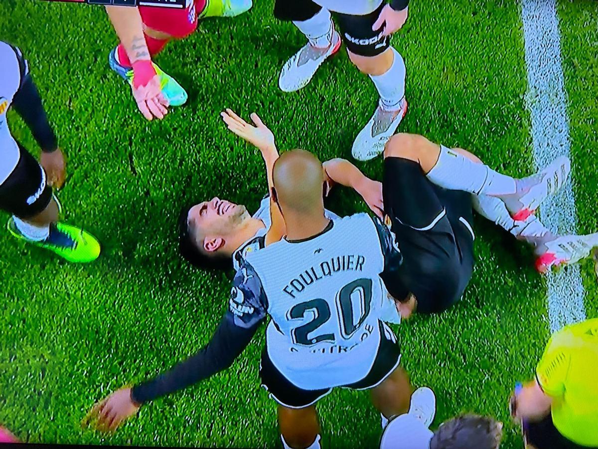 Soler, visiblemente dolorido en el césped del Wanda