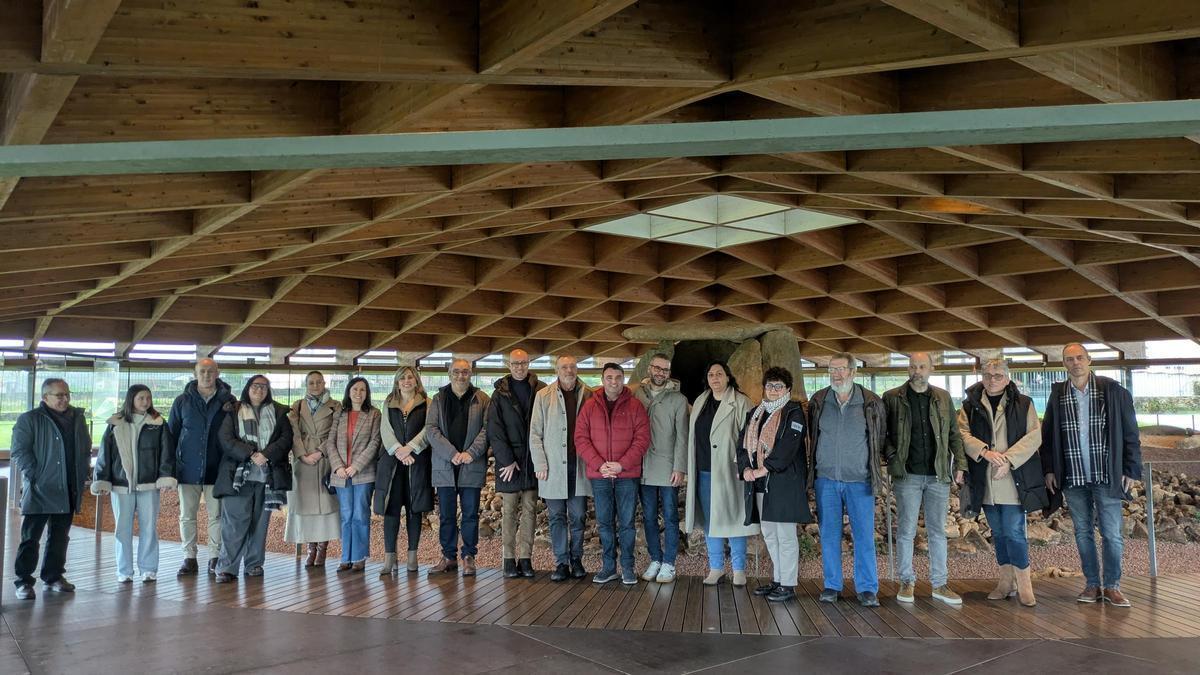 Alcaldes, deputados provinciais e técnicos no dolmen de Dombate, en Cabana.