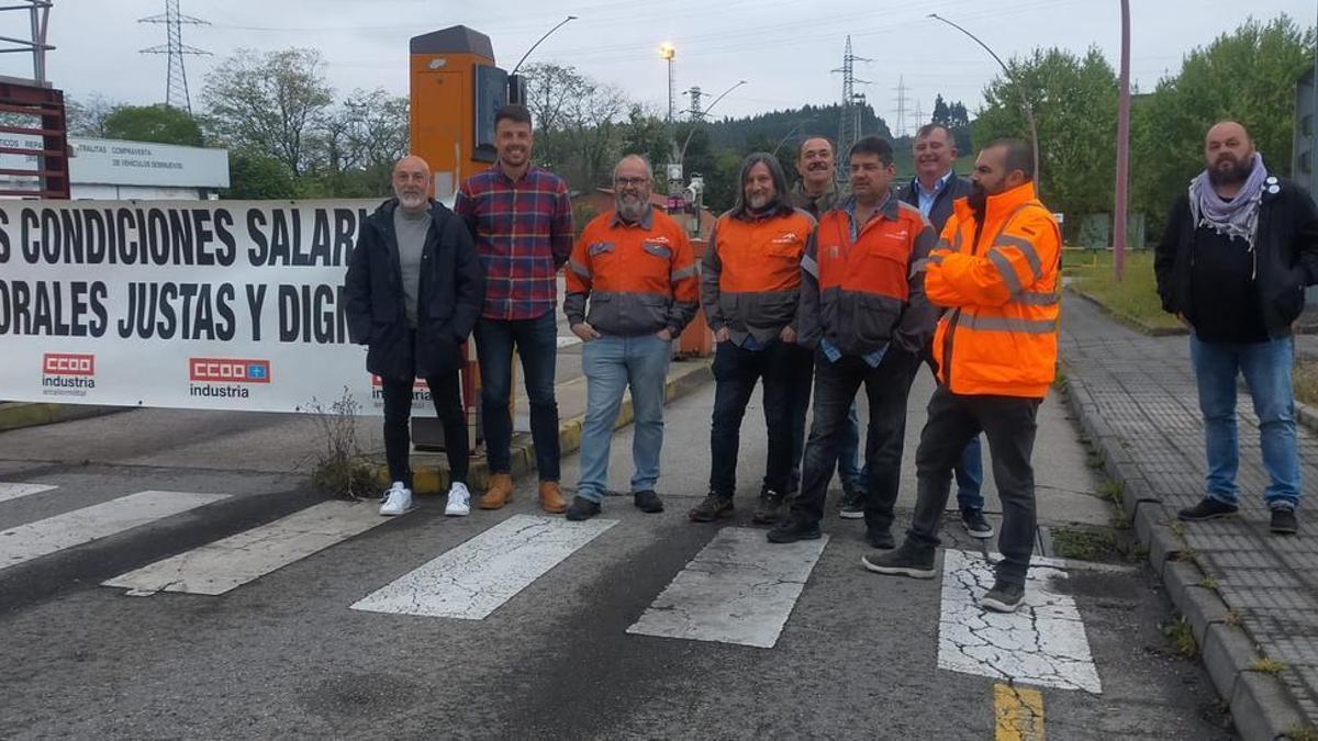 Trabajadores en una de las puertas de las instalaciones de ArcelorMittal.