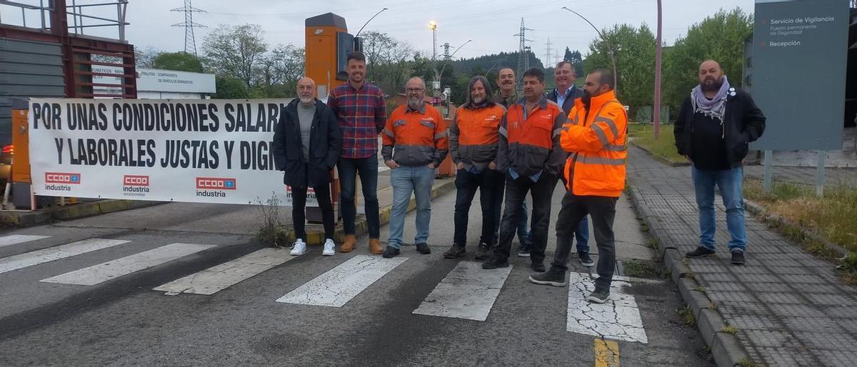 Trabajadores en una de las puertas de las instalaciones de ArcelorMittal. Trabajadores en una de las puertas de las instalaciones de ArcelorMittal.