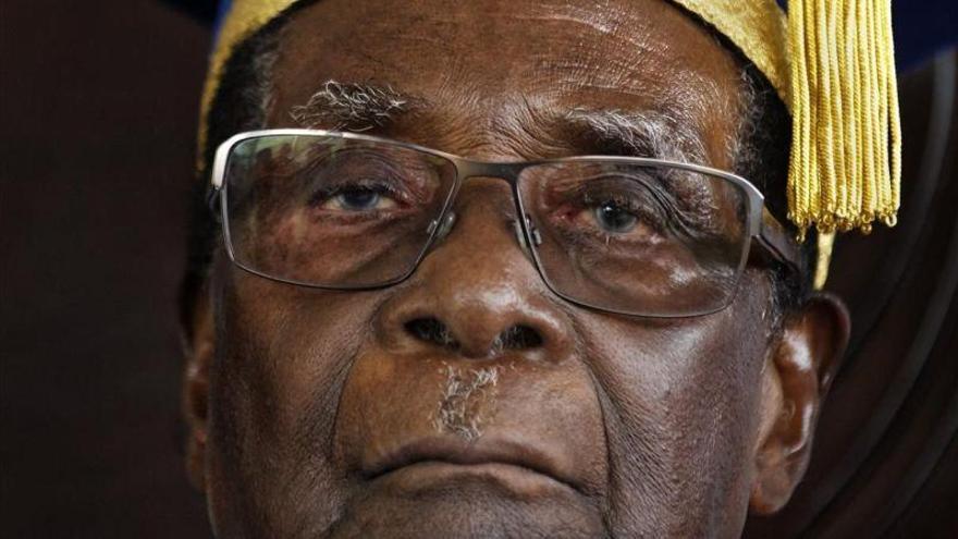 Mugabe reaparece para apoyar al candidato de la oposición en Zimbabue