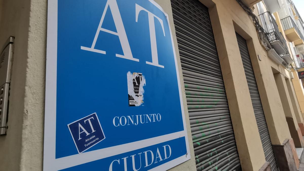 Una de las placas con las pegatinas de protesta, en la calle Carretería.