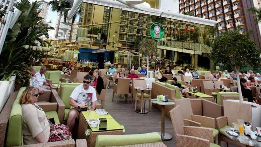 Turistas en la terraza de un hotel reformado recientemente en Benidorm.