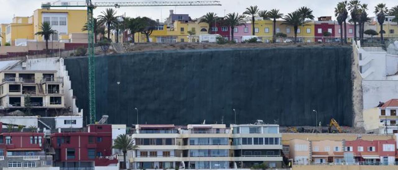 Vista del solar de Pancho Guerra, número 23, en el p aseo de San Antonio, donde se han iniciado las obras del nuevo complejo de viviendas