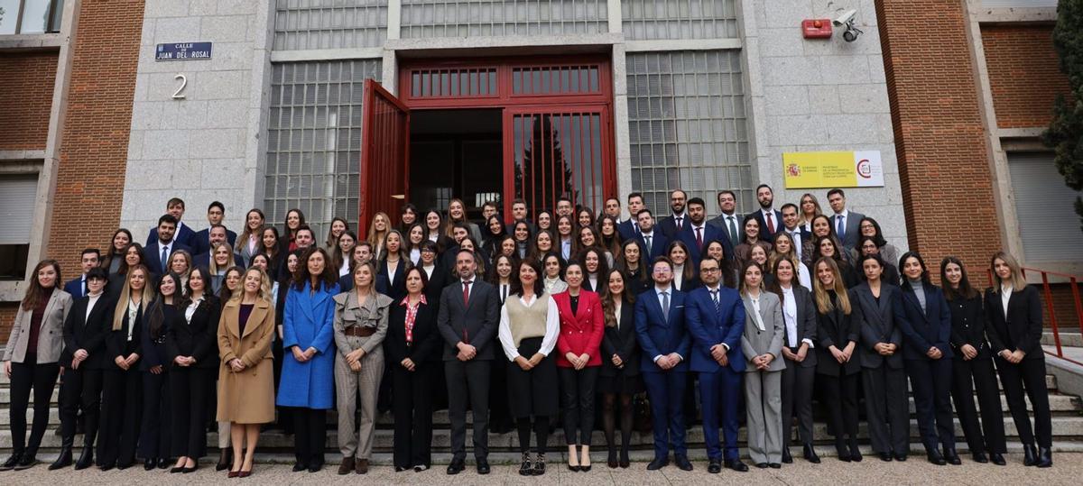 A la izquierda, la 64.ª Promoción de  acceso a la carrera fiscal, con Teresa  Peramato (novena por la izquierda  en la primera fila). Bajo estas líneas,  Martín Hurtado y Aida Valledor. | lne
