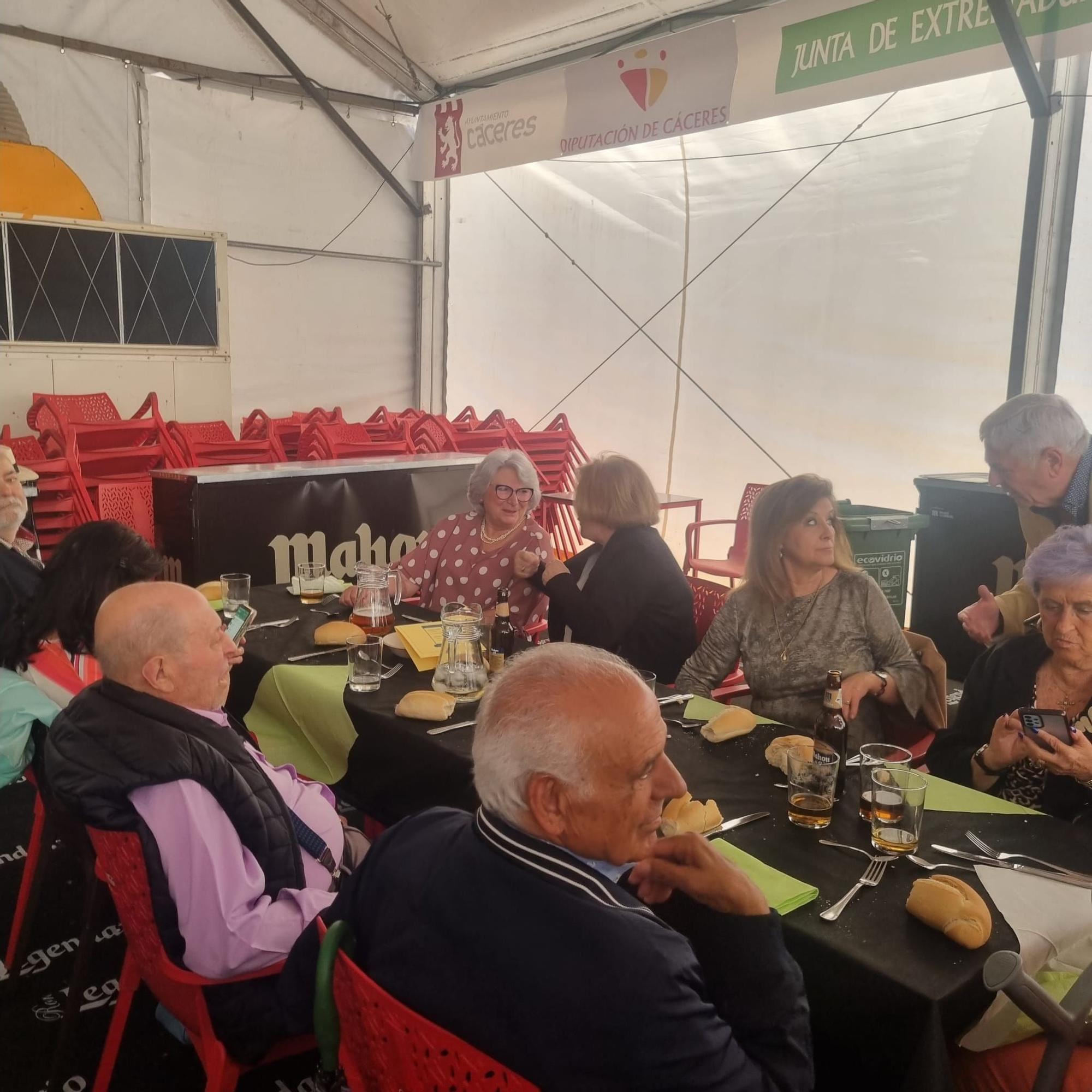 FOTOGALERÍA | Ambiente en las comidas en la caseta en homenaje al centenario de El Periódico Extremadura