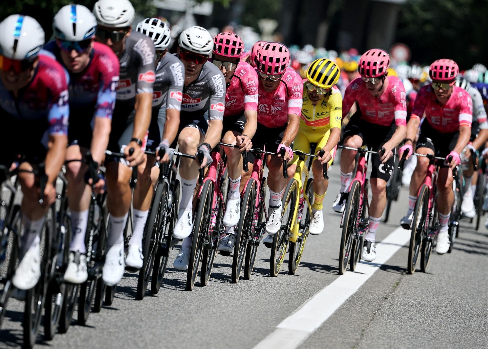 Toulouse (France), 16/07/2025.- The Yellow Jersey overall leader Irish rider Ben Healy of EF Education - EasyPost team in action during the 11th stage of the Tour de France cycling race over 156.8km around Toulouse, France, 16 July 2025. (Ciclismo, Francia) EFE/EPA/CHRISTOPHE PETIT TESSON