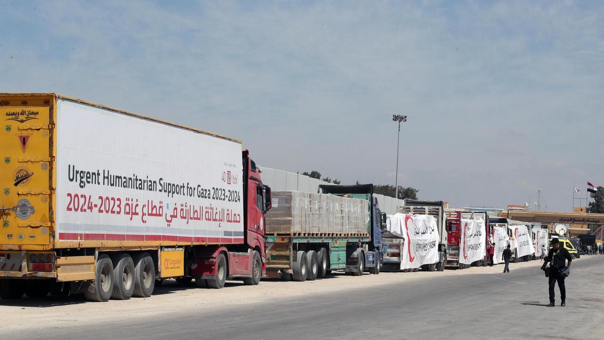 Camiones con ayuda para Gaza, en el lado egipcio del paso de Rafah, el pasado día 23.