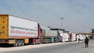 Camiones con ayuda para Gaza, en el lado egipcio del paso de Rafah, el pasado día 23.