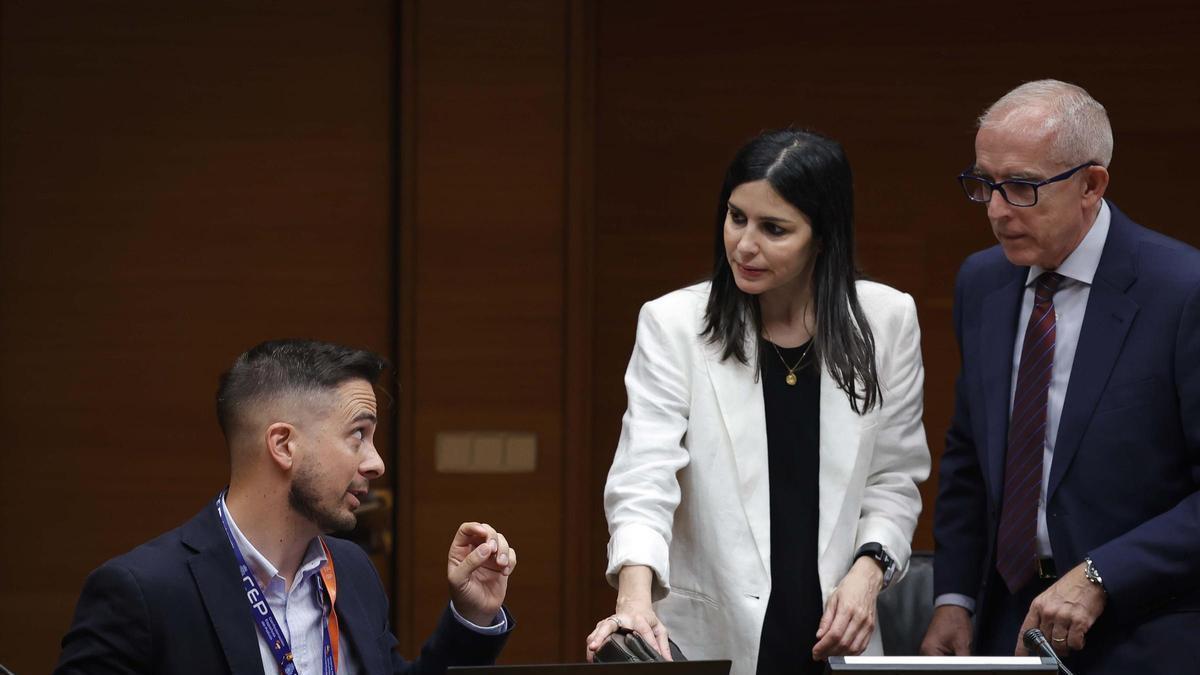 Gutiérrez habla con la presidenta de la comisión, Miriam Turiel, antes de comparecer, este lunes en las Corts.