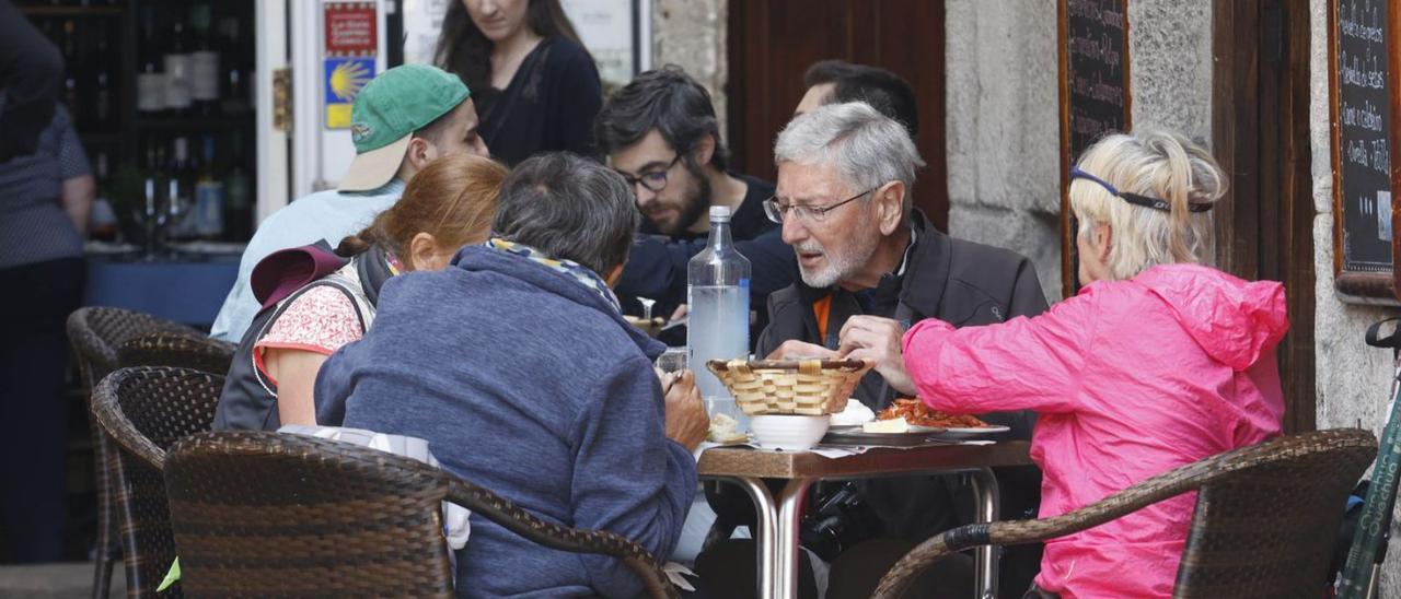 Gente comiendo en terrazas este fin de semana en Vigo. / ALBA VILLAR