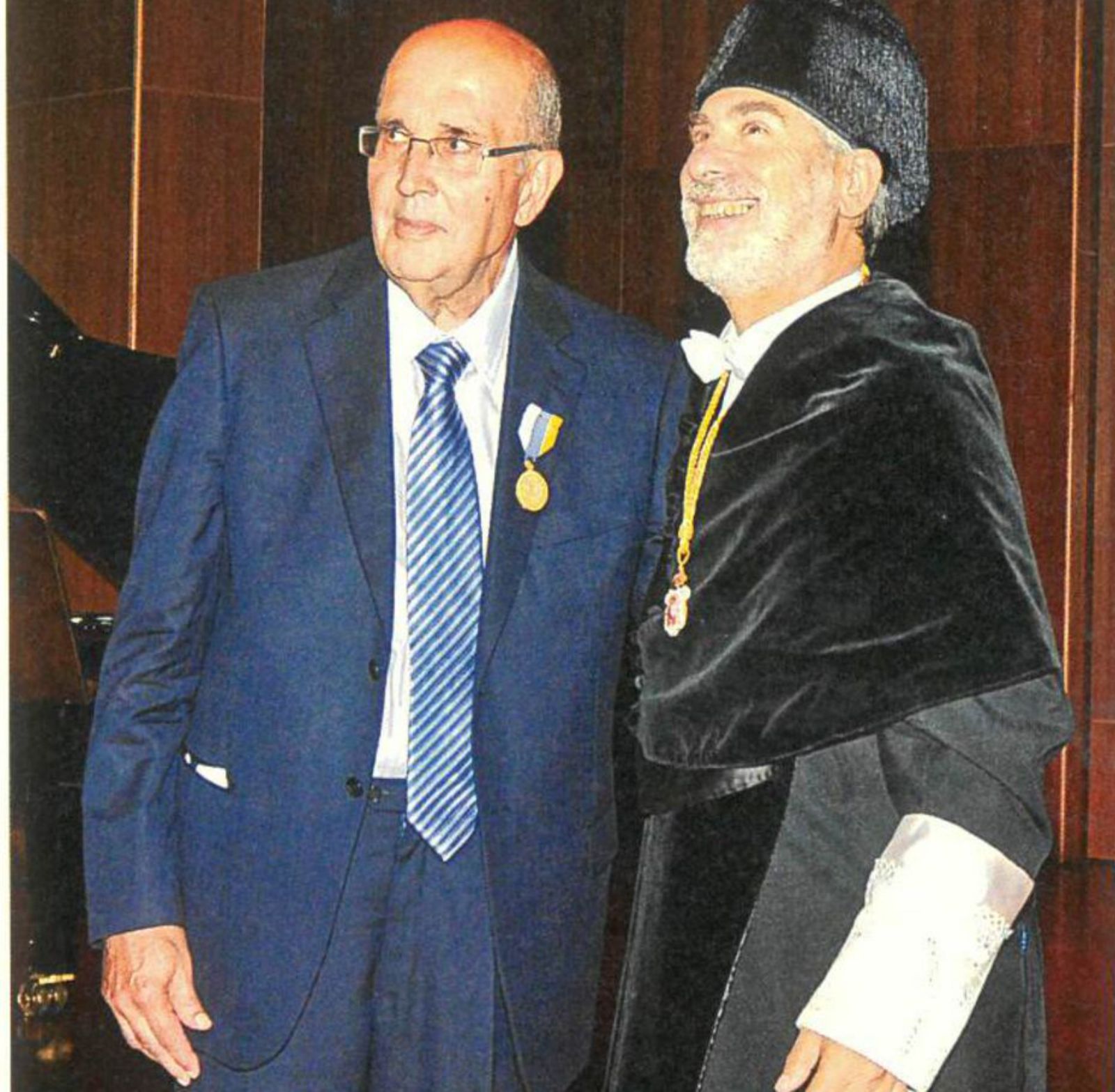 Martell, con al rector Manuel Lobo, en la imposición de la medalla de laULPGC. | | LP/DLP