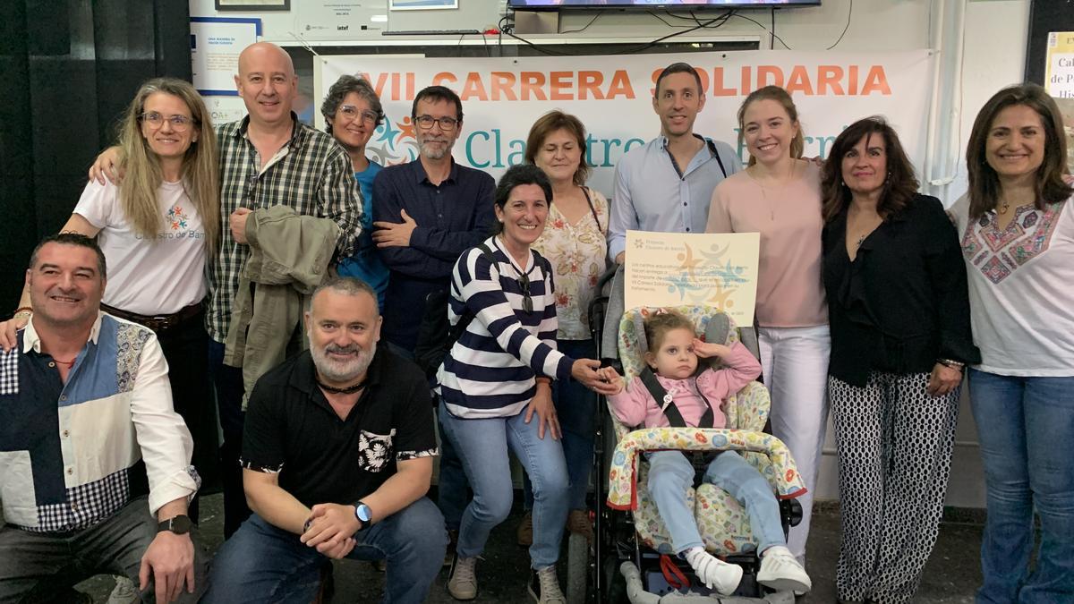 Los representantes de Claustro de Barrio entregan el cheque a la familia de 'Dinoinma'.