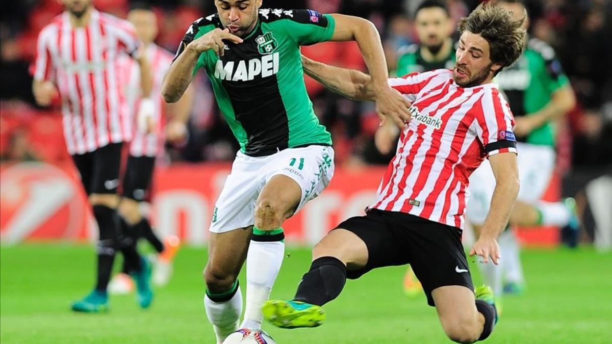 Yeray intenta fren el avance de Defrel en el Sassuolo-Athletic de la Europa League en noviembre.