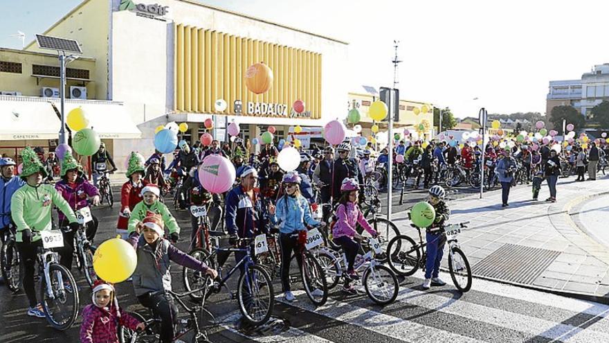 Más de 2.000 ciclistas inundan de color las calles de Badajoz en la quinta Ciclocabalgata