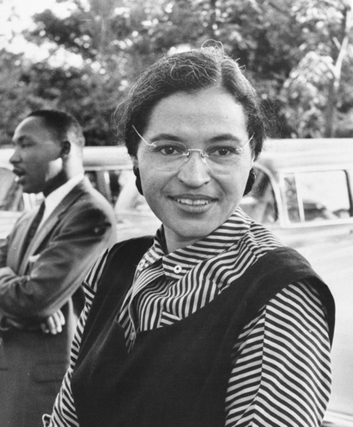 Rosa Parks (1913-2005). Activista y símbolo del movimiento americano por los derechos civiles, no solo fue feminista, también es icono de la lucha antirracista. Fue detenida por negarse a cederle su asiento en un autobús a un hombre blanco, hecho que llevó de forma indirecta a la legislación anti-apartheid en el sur de Estados Unidos.