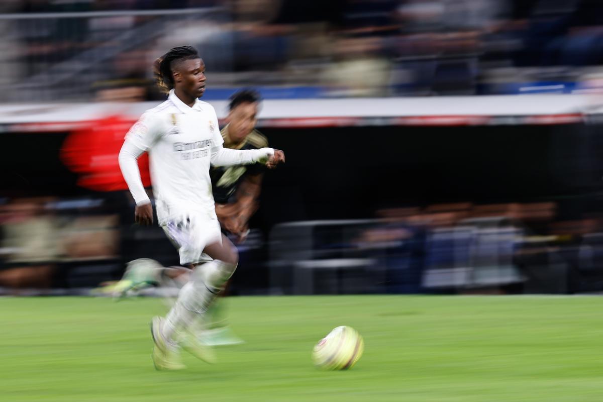 Eduardo Camavinga, en una veloz carrera durante el partido que enfrentó al Real Madrid y al Celta.