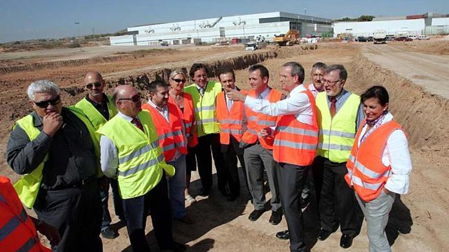 El comité de dirección de IFA visitó ayer la zona de las obras de urbanización del recinto.