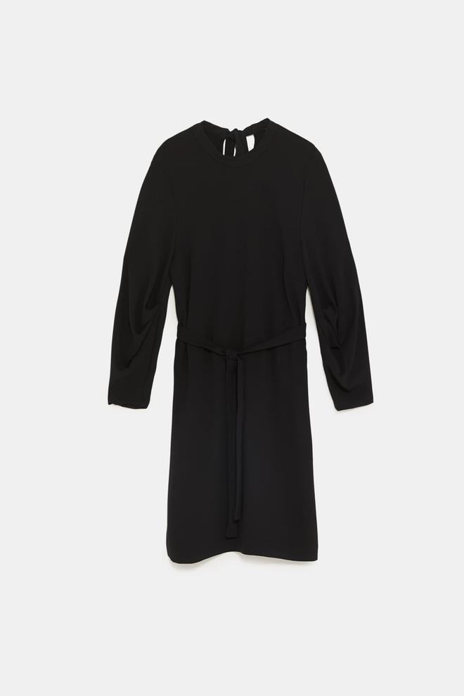 Vestido negro con pliegues en la manga de Zara. (Precio: 29, 95 euros. Precio rebajado: 19, 99 euros)