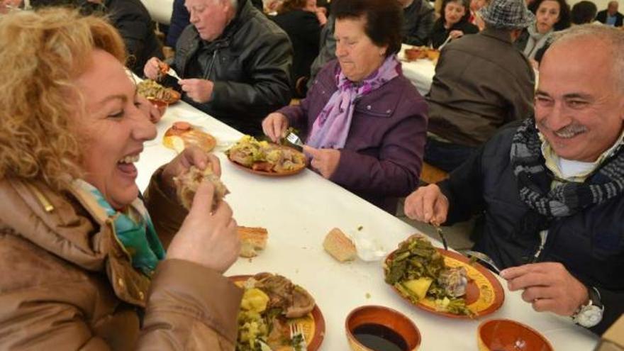 Participantes en la fiesta degustan el codillo.  // Gustavo Santos