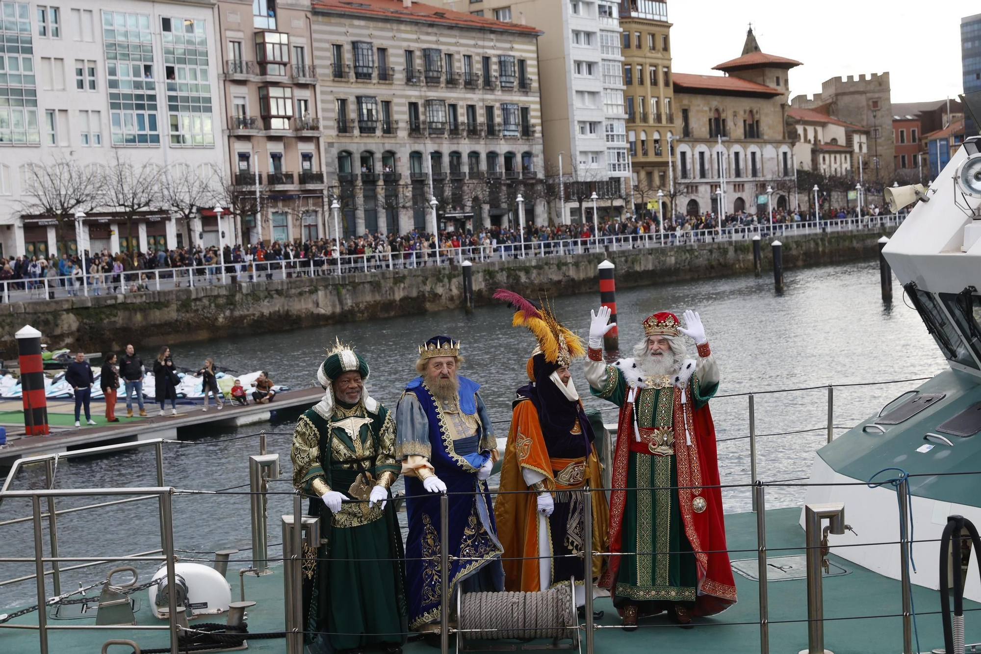 En imágenes: Los Reyes Magos desembarcan en Gijón