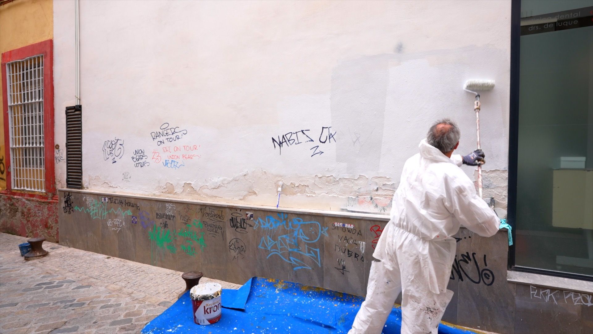 El nuevo equipo antigrafitis del Ayuntamiento retira más de 200 pintadas en el Casco Histórico