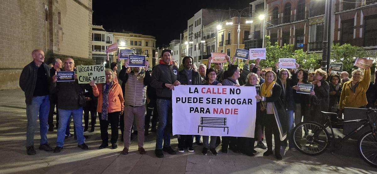 Concentración por las personas sin hogar a las puertas del ayuntamiento.