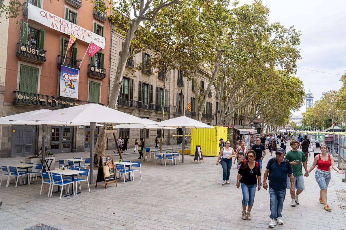 La terraza del restaurante 700 Millas, la única en la Rambla que cuenta con el nuevo mobiliario unificado. La terraza del restaurante 700 Millas, la única en la Rambla que cuenta con el nuevo mobiliario unificado.
