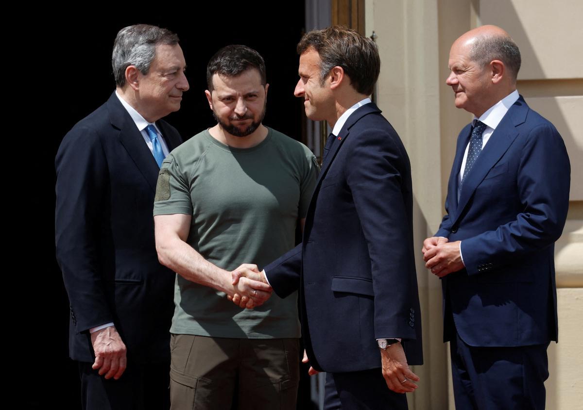 Volodímir Zelenski saluda a Emmanuel Macron ante Olaf Scholz y Mario Draghi, este jueves en Kiev.