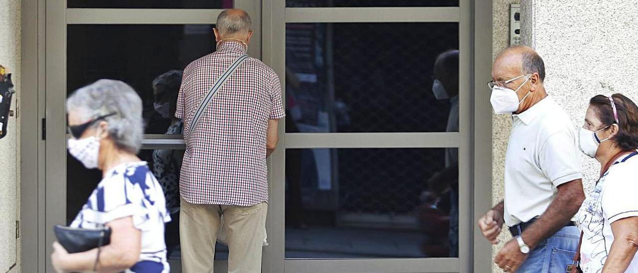 Un hombre entra en el portal del edificio en el que vive en Vigo.