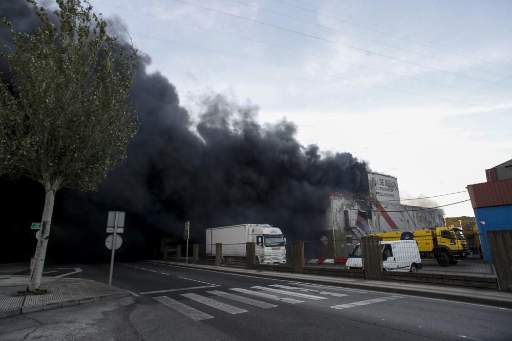 Un incendio en la antigua fábrica de hielo enciende las alarmas en la ciudad