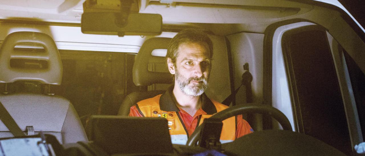 Ernesto Alterio conduce una ambulancia en &quot;Rumbos&quot;. // Sony Pictures