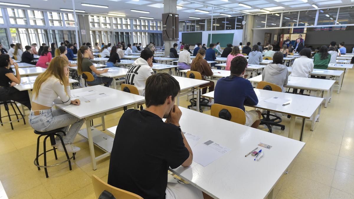 Alumnos en el primer día de la prueba extraordinaria de la EBAU 2022 en el Campus de Tafira el pasado miércoles.