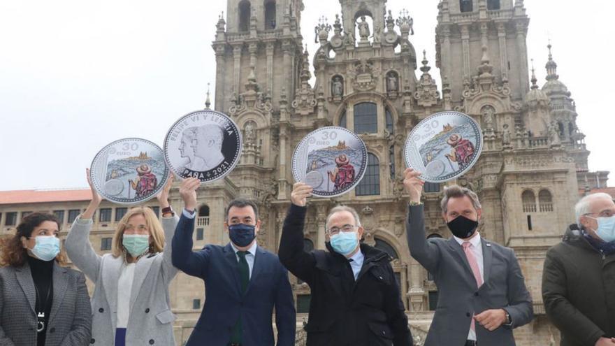 Valldecabres, por la izquierda, Rodríguez, Bugallo y Miñones, con una réplica de la moneda del Xacobeo, ayer en Santiago. | // X. ÁLVAREZ