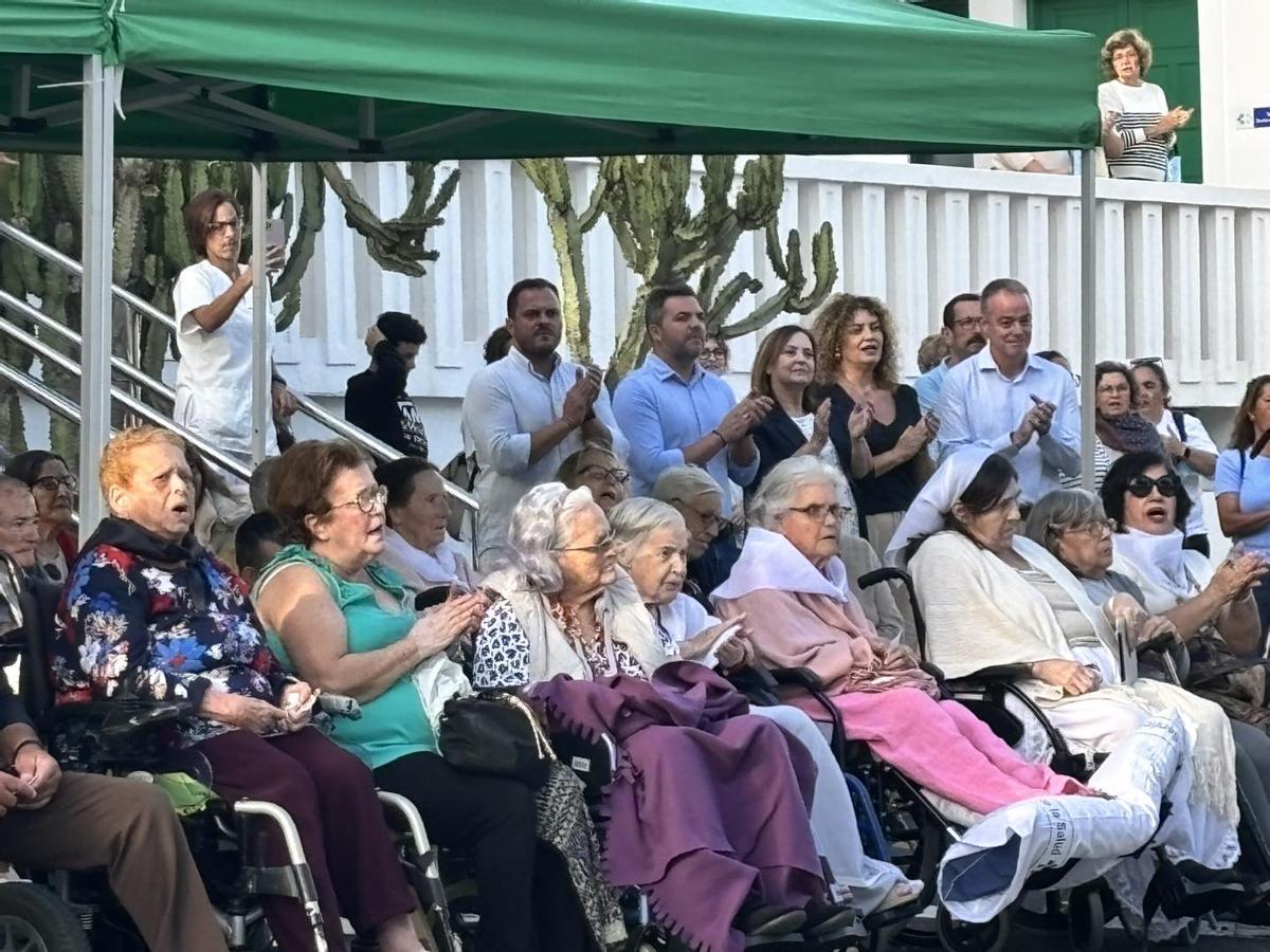 Yonathan de León (por la izquierda de pie) y Jacabo Medina, este sábado, 7 de diciembre, en el Hospital Insular