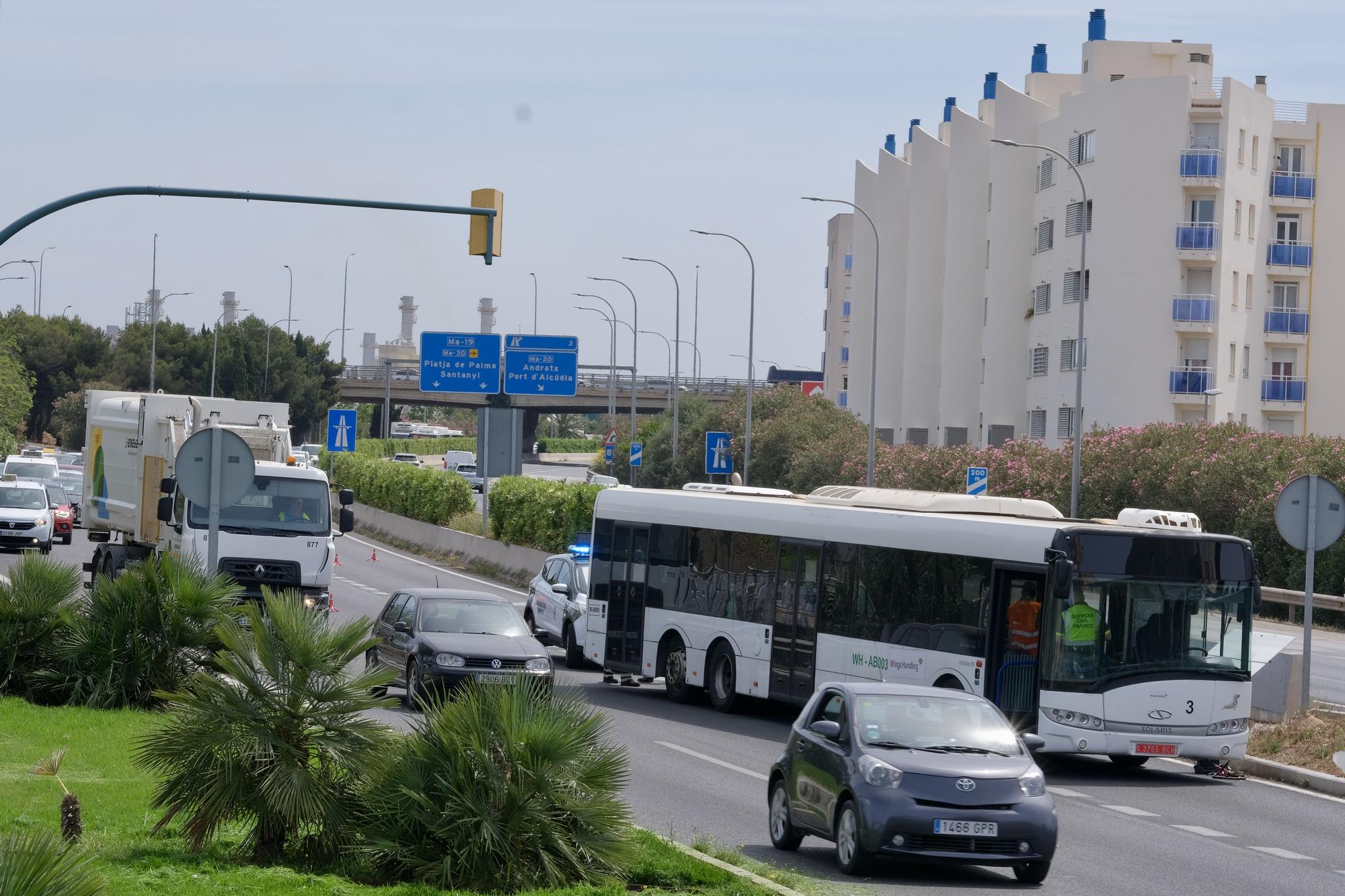 Las fotos del monumental atasco en los accesos a Palma por un autobús averiado en el carril VAO