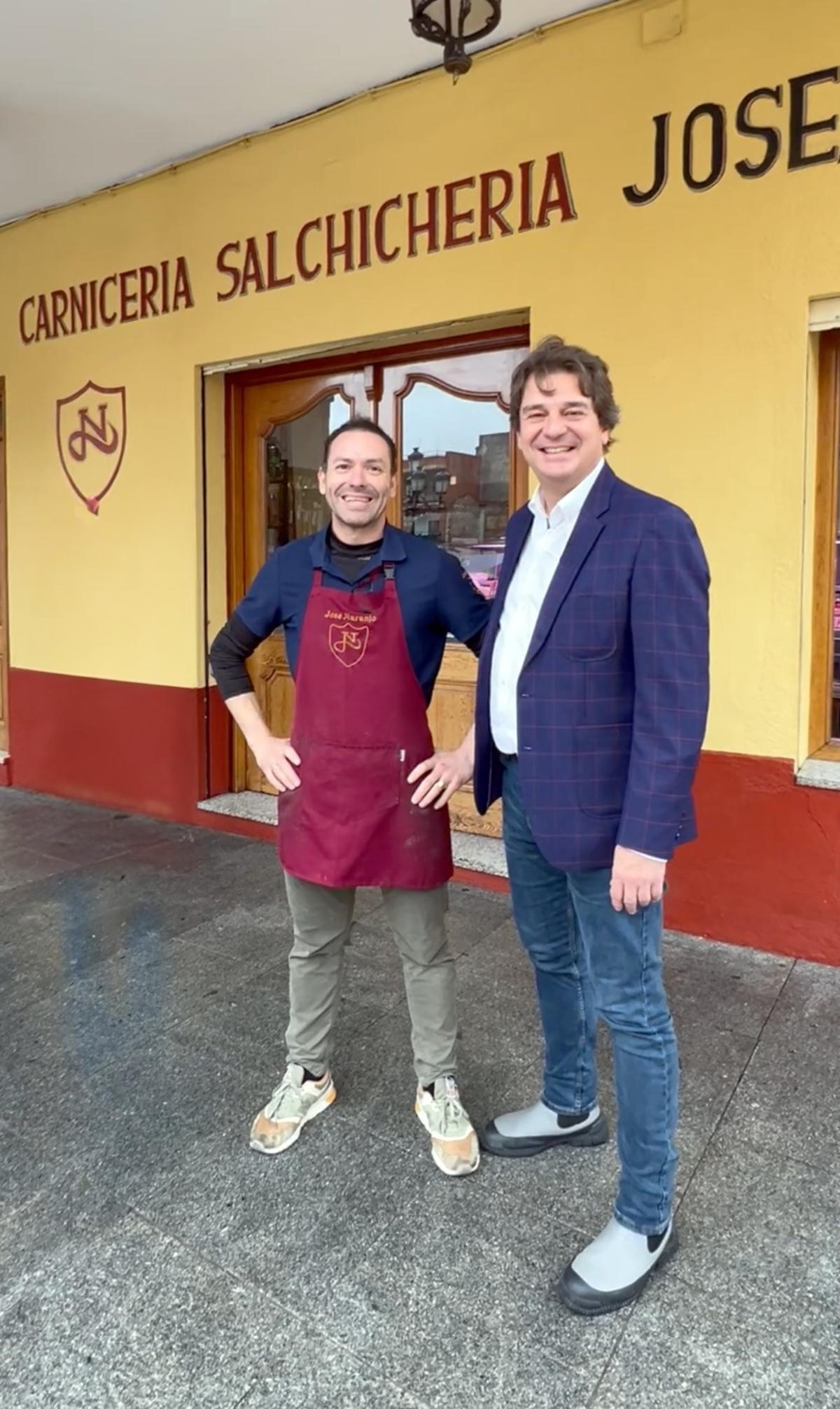 Javier Ayala, alcalde de Fuenlabrada, junto a Jose Manuel Naranjo, propietario del comercio más antiguo de la ciudad.