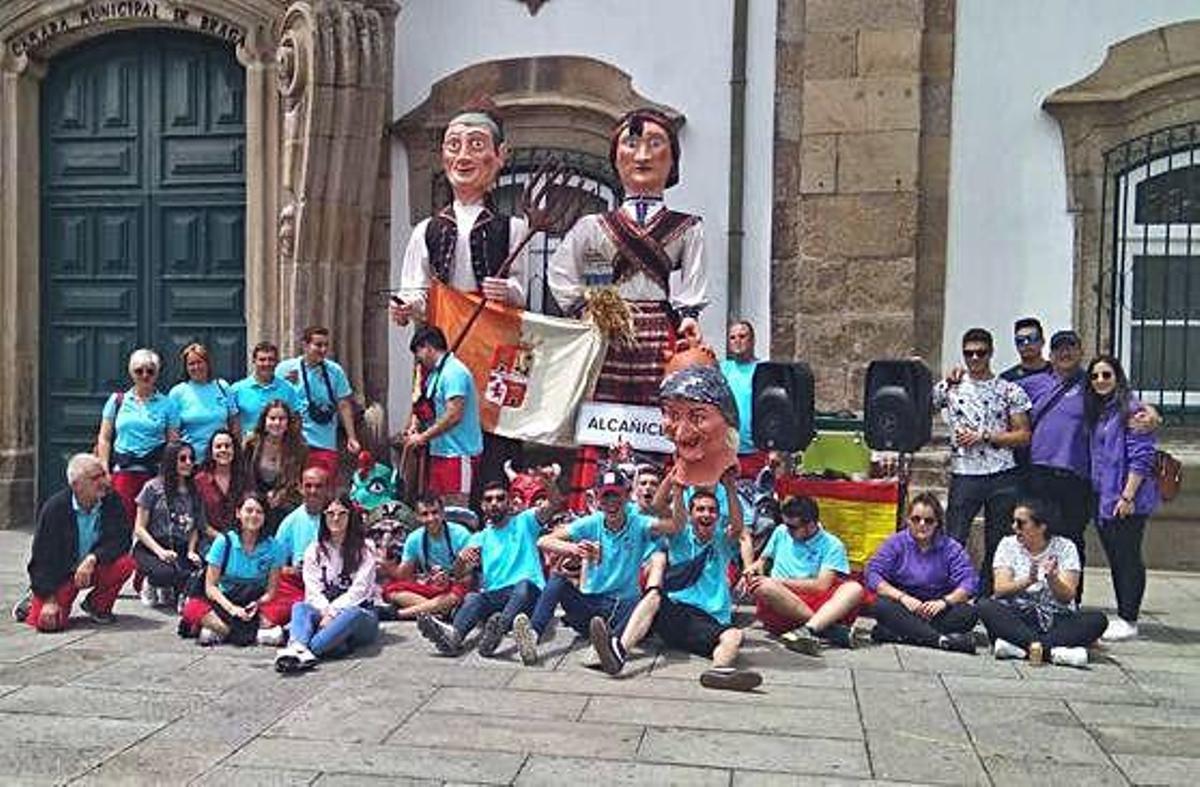 Los Gigantes y Cabezuzos de Mombuey y de Alcañices desfilan por las calles de Braga