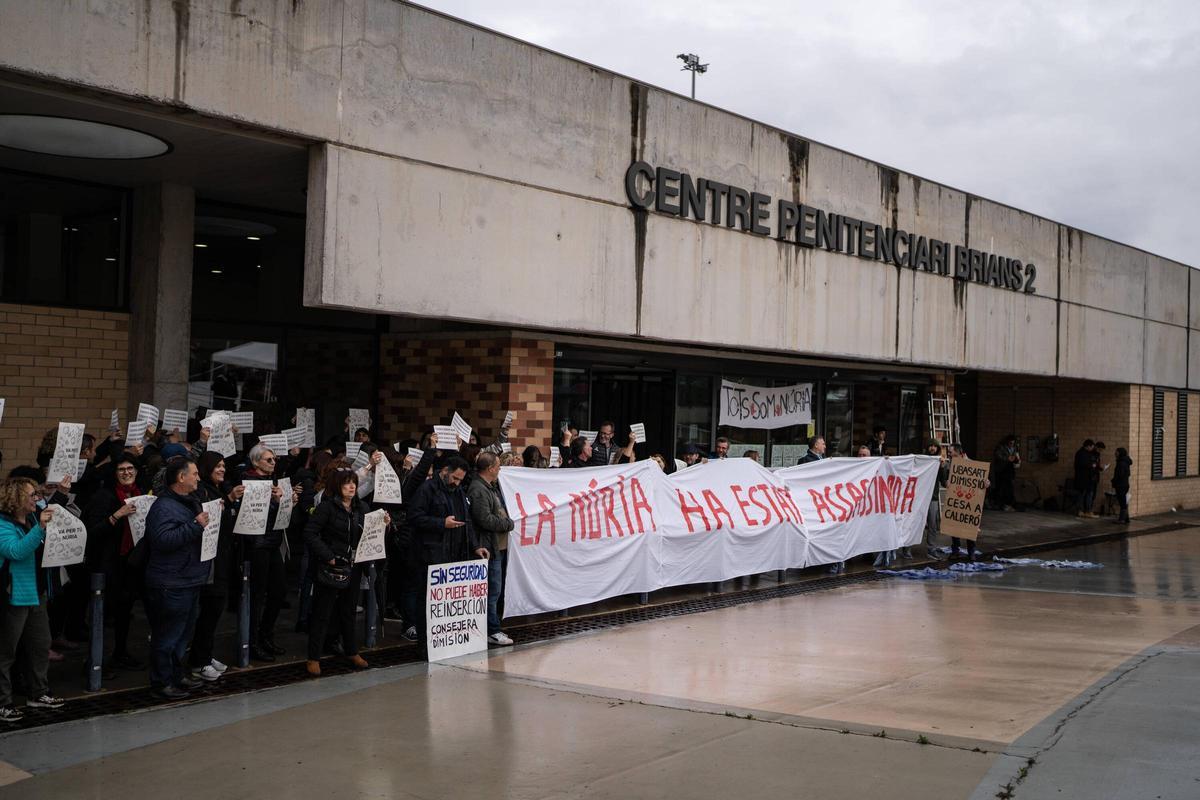 Protestas fuera de la cárcel en la espera de la salida de Alves