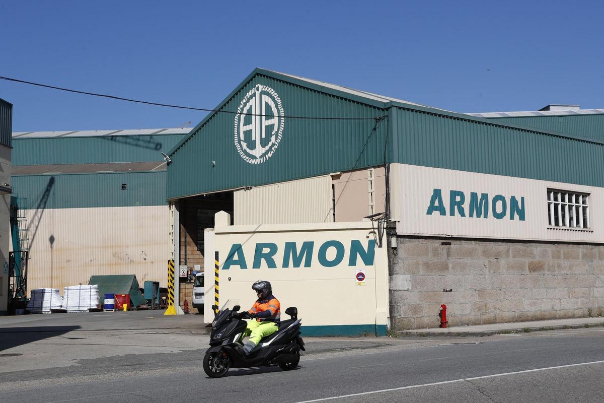 Una motocicleta circula frente a una de las entradas del astillero Armón Vigo