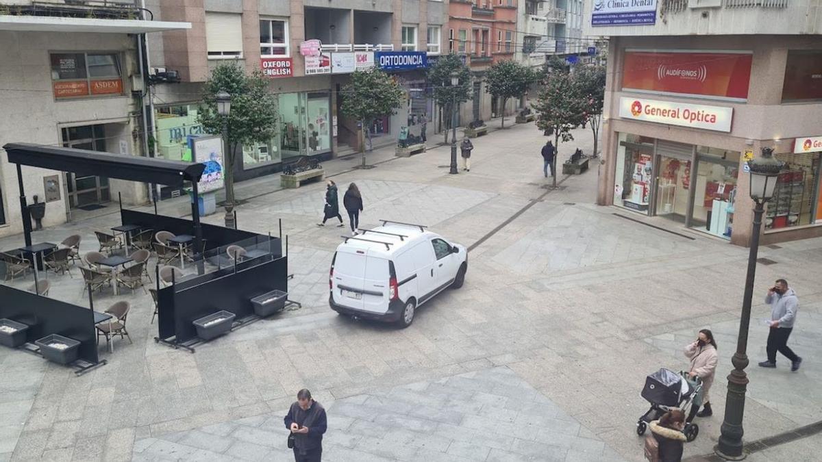 Un vehículo atraviesa la plaza de Galicia hacia la calle Covadonga, ayer.