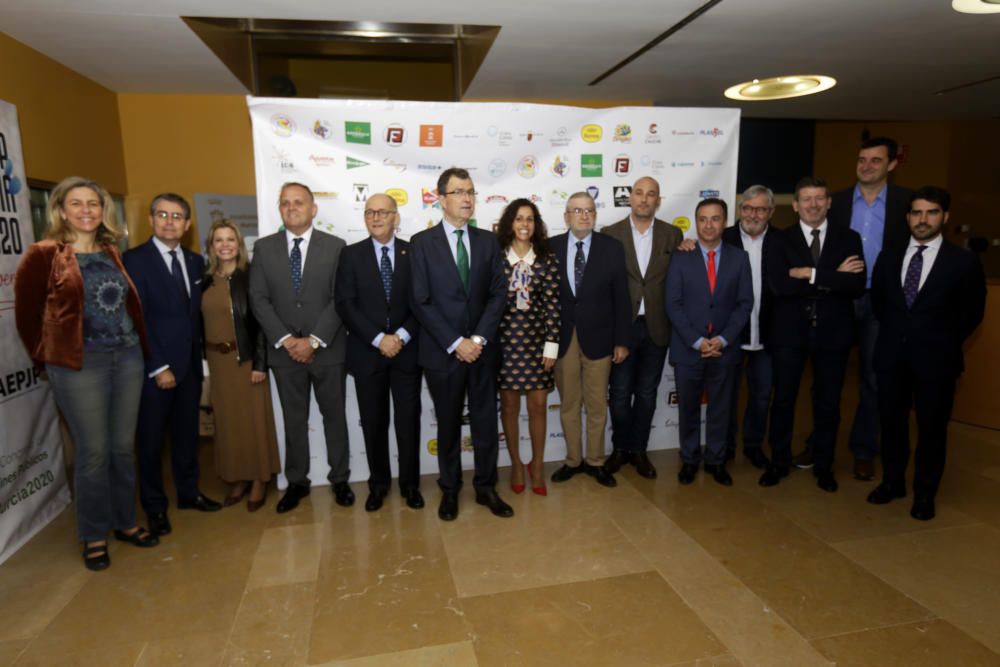 Presentación del cartel del Entierro de la Sardina y posterior reparto de pasteles de carne