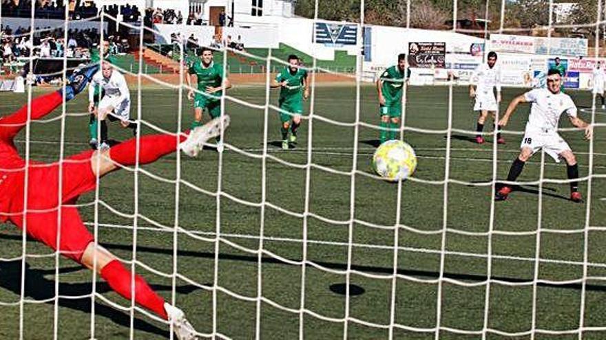 Instantánea que capta a la perfección el momento en el que Pepe Bernal engaña al portero visitante Rivas y transforma el penalti que supuso el primer gol del partido.