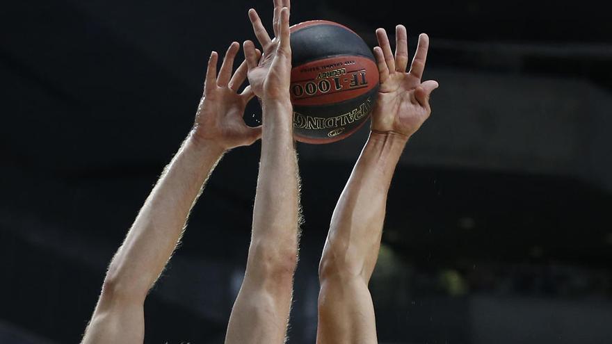 Mike Tobey lucha con Gustavo Ayón en el play off de cuartos entre Madrid e Iberostar.