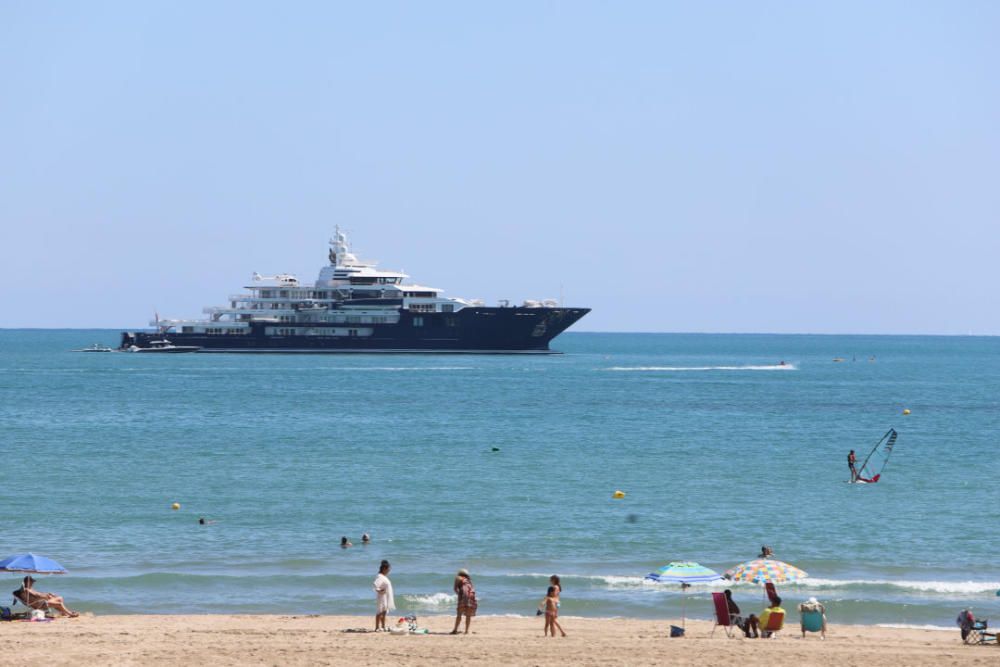 Ulysses, el cuarto yate más caro del mundo fondea en Cullera