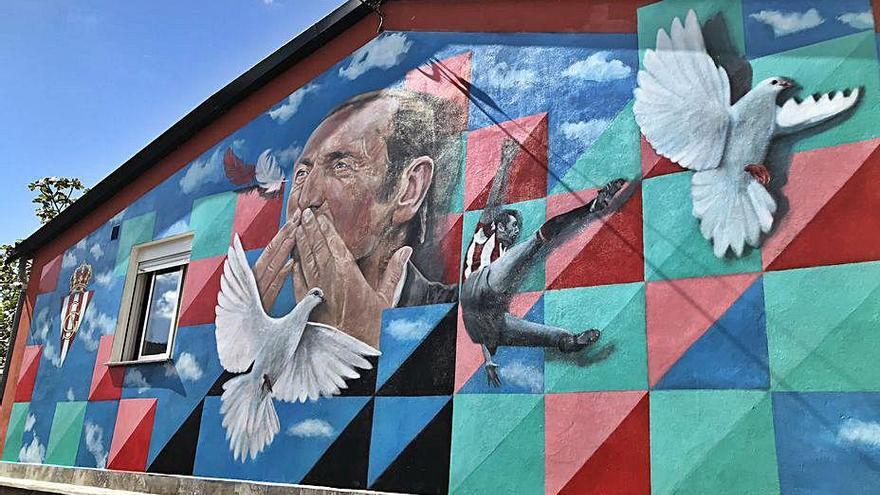 Mural de Quini en la sede de la peña La Tertulia de Pando, en La Felguera.