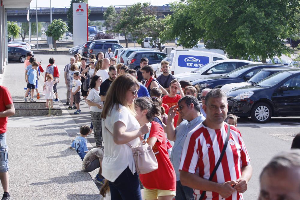 Signatures dels jugadors del Girona a la seu de Citylift