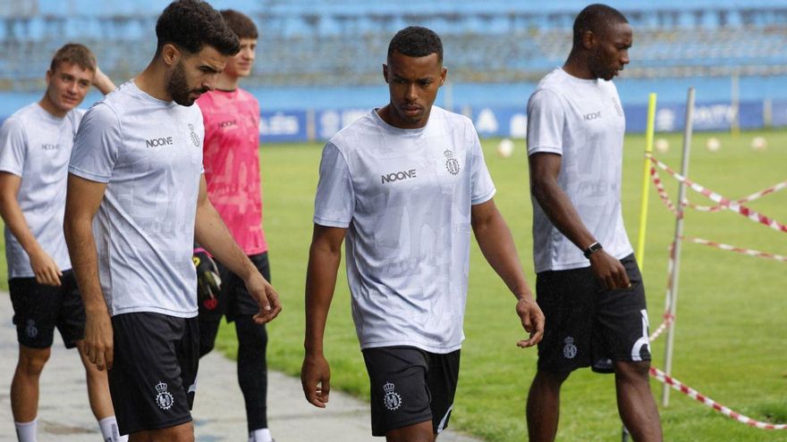 Por la izquierda, Yasser El Arbaoui, Quicala Bari y Eze. Detrás, los juveniles Miguel y Ángel, antes del entrenamiento del Avilés. | MIKI LÓPEZ