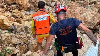 Rescatan a dos menores atrapados por el oleaje en la cala dels Testos de Benitatxell