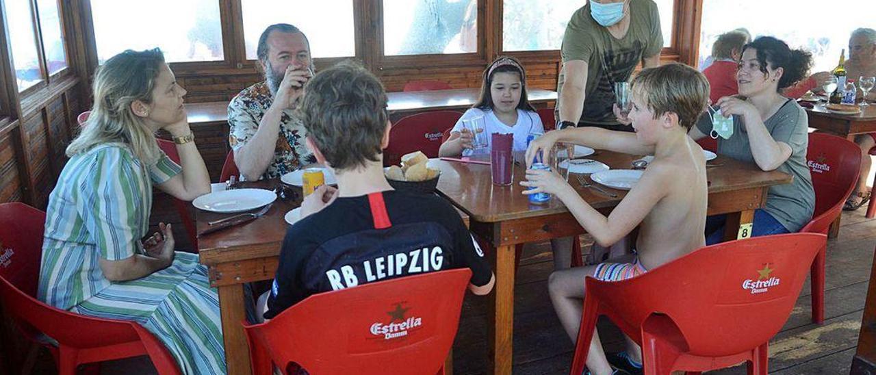 Carlos Suárez en plena faena sirviendo una mesa en Con Cocodrilo.